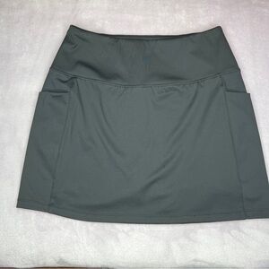 Gradual black sport skort. Size S